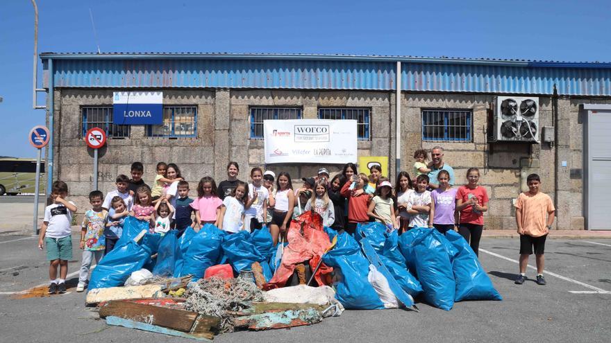 Alumnos de Espiñeira retiran 150 kilos de basura de playas de Cangas
