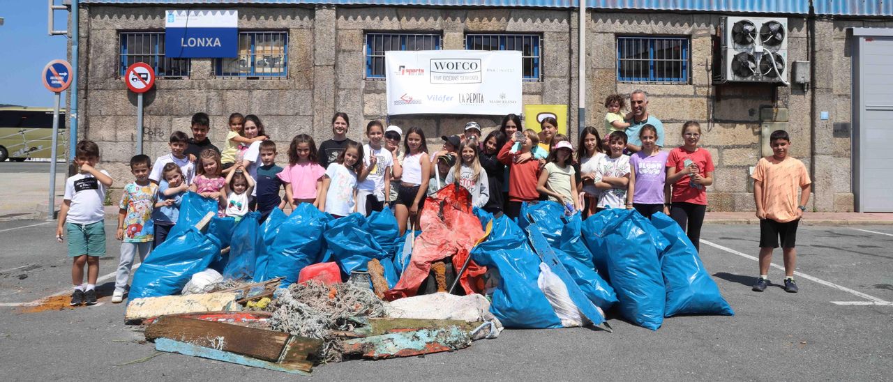 l grupo de alumnos, con las bolsas de residuos.