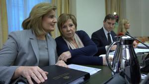 La ministra de Empleo, Fátima Báñez, junto a la presidenta de la Comisión del Pacto de Toledo, Celia Villalobos.