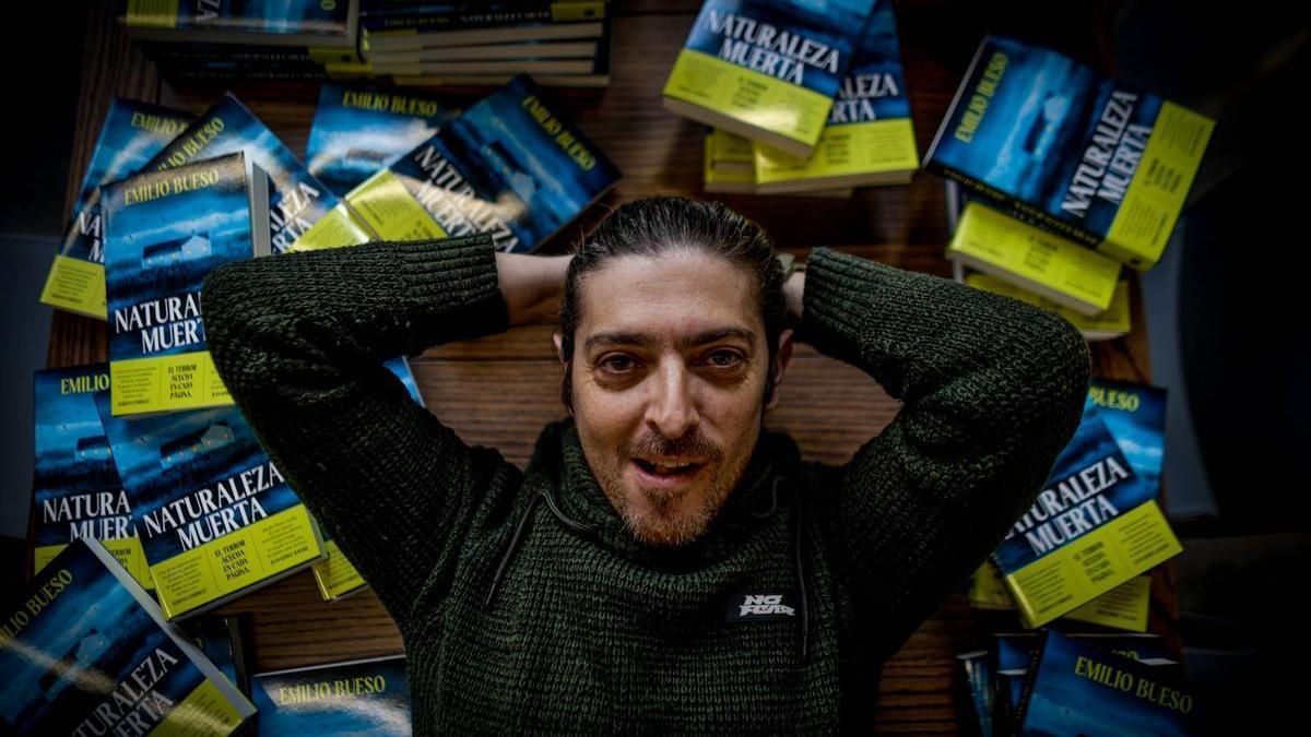 El escritor Emilio Bueso, en la librería Gigamesh de Barcelona