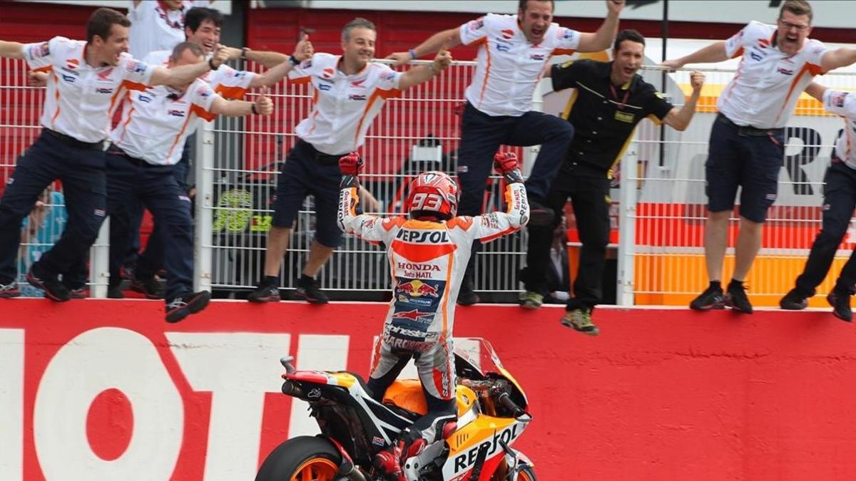 El equipo de Marc Márquez (Honda) celebra, encaramado a su muro, la victoria de su piloto en Argentina-2016.