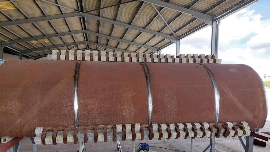 La escultura 'Far' de Pep Sirvent vuelve al Parc de la Mar tras una restauración de 48.000 euros