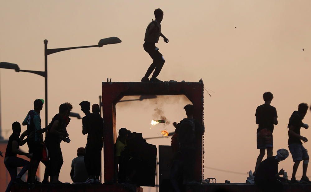 Iraqis take to the streets during ...