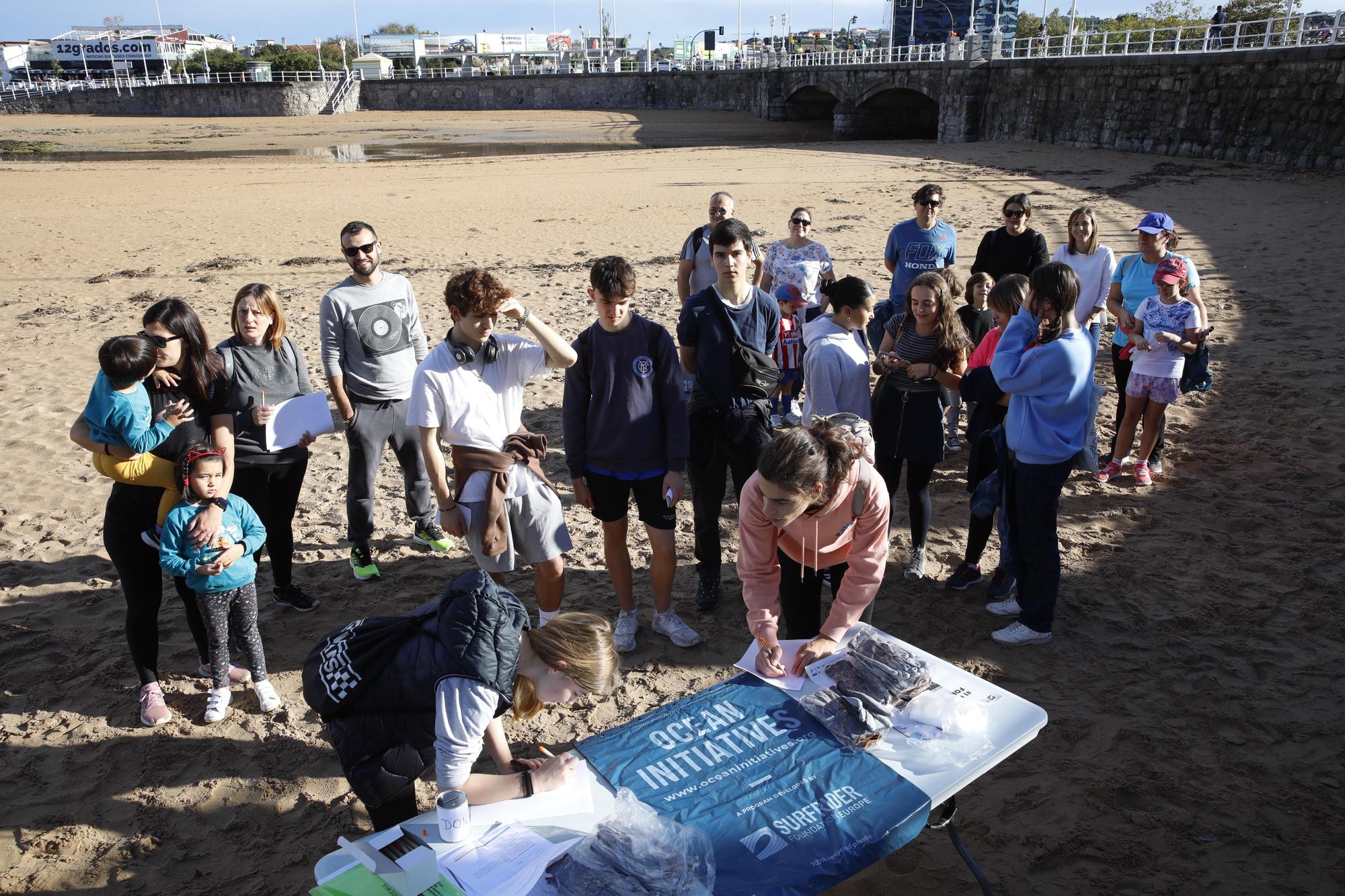 Recogida de residuos en la playa de familias del Colegio Jovellanos