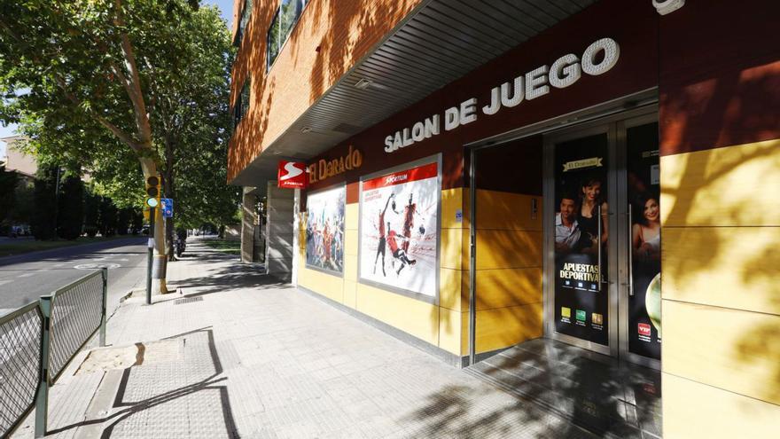 Atraca un salón de juegos de Zaragoza con un cuchillo jamonero y consigue huir