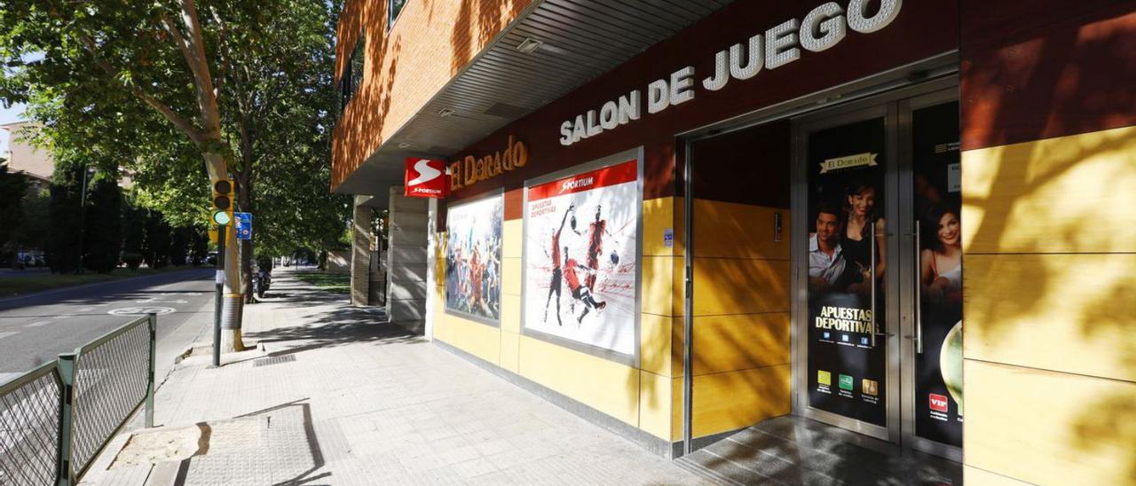 Salón de juegos situado en la avenida Salvador Allende de Zaragoza que fue asaltado.