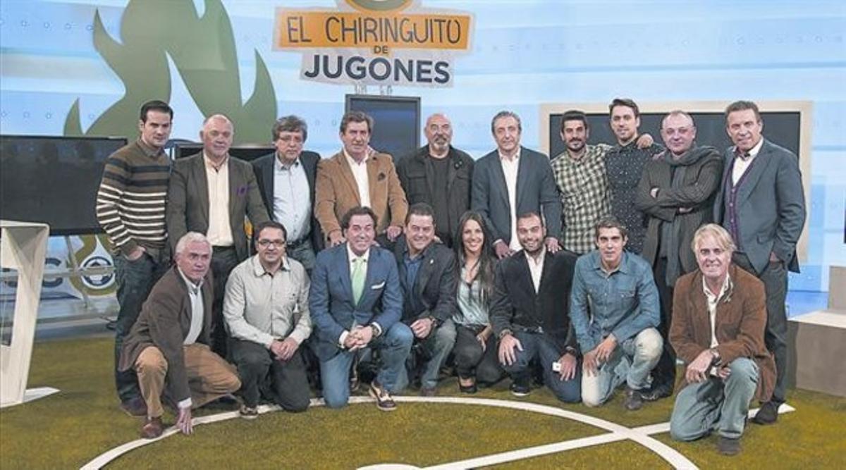 Josep Pedrerol, amb el seu equip de comentaristes d’’El chiringuito de jugones’. Josep Pedrerol, amb el seu equip de comentaristes d’’El chiringuito de jugones’.