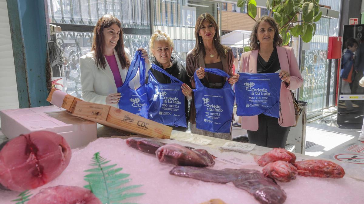 Por la izquierda, Carmen Quirós, Noelia Berros, Leticia González y María Velasco, en el Fontán durante la presentación de la campaña de "Oviedo a tu lado".