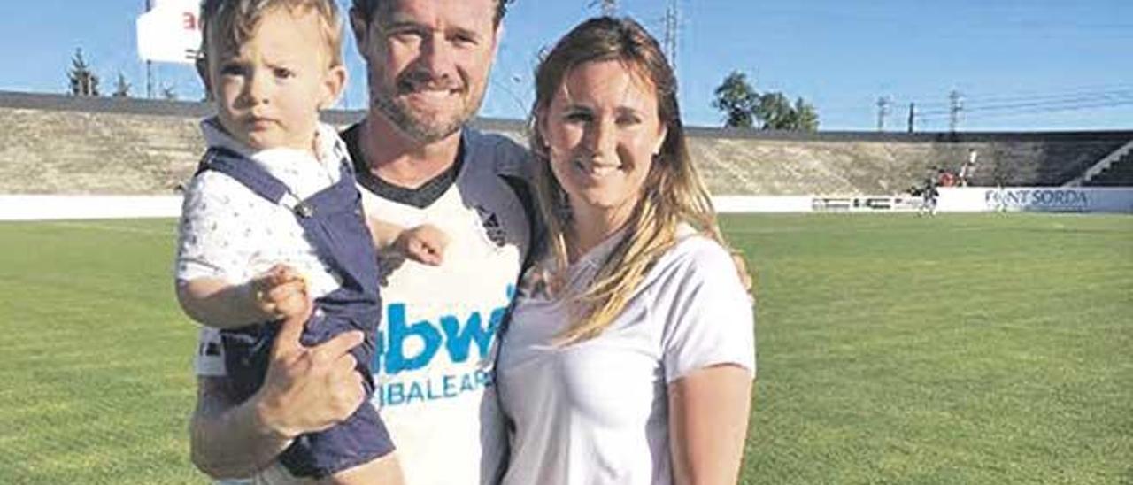 José Contreras posa en el campo del Constancia junto con su mujer y sus dos hijos.