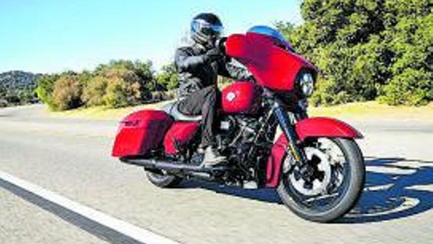 fat bob. Aquesta Cruiser equipa un nou gràfic al dipòsit de combustible ovalat. H-D