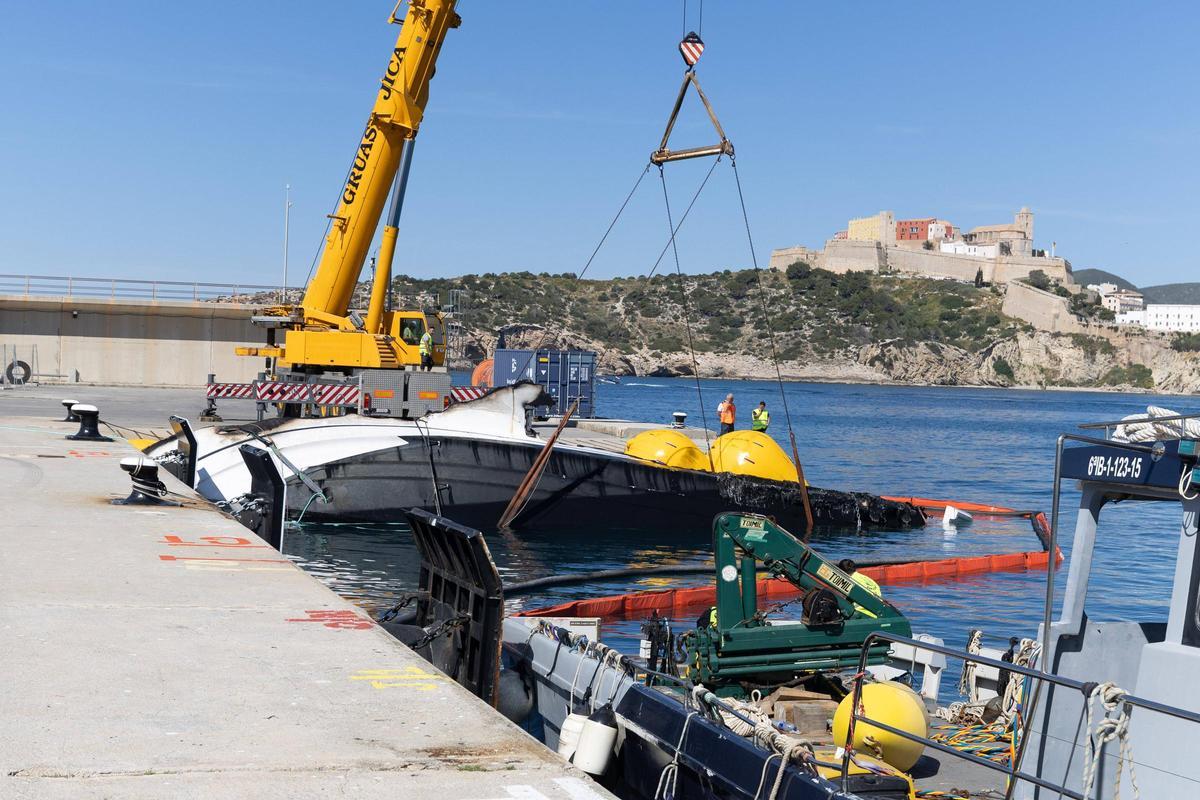 Espectaculares imágenes de la recuperación del yate que se incendió y se hundió en Ibiza