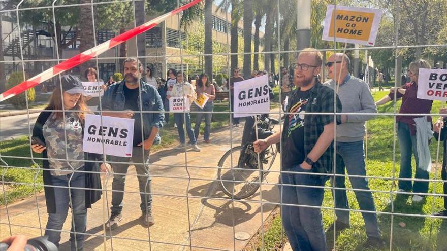 La UPV se blinda ante la llegada de Mazón, con protestas y presencia policial
