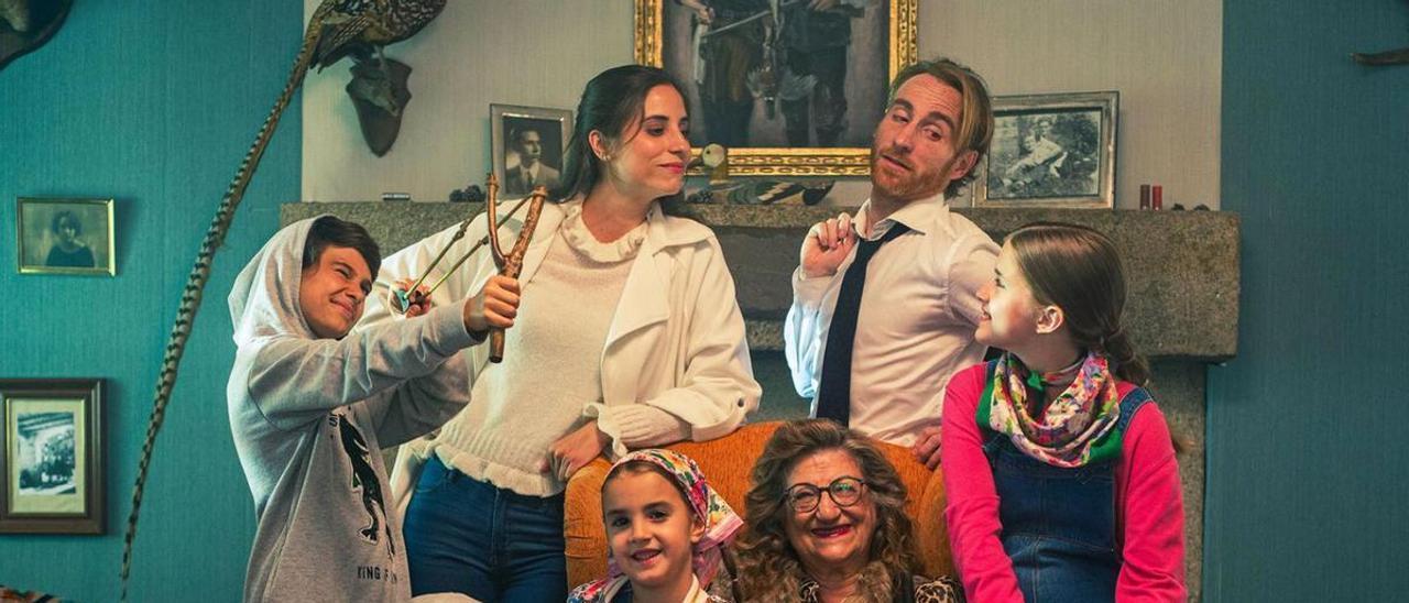 La familia protagonista de la comedia musical Tengamos la fiesta en paz, recién estrenada, y un momento del rodaje de El propósito de la intención en Novelda. | INFORMACIÓN