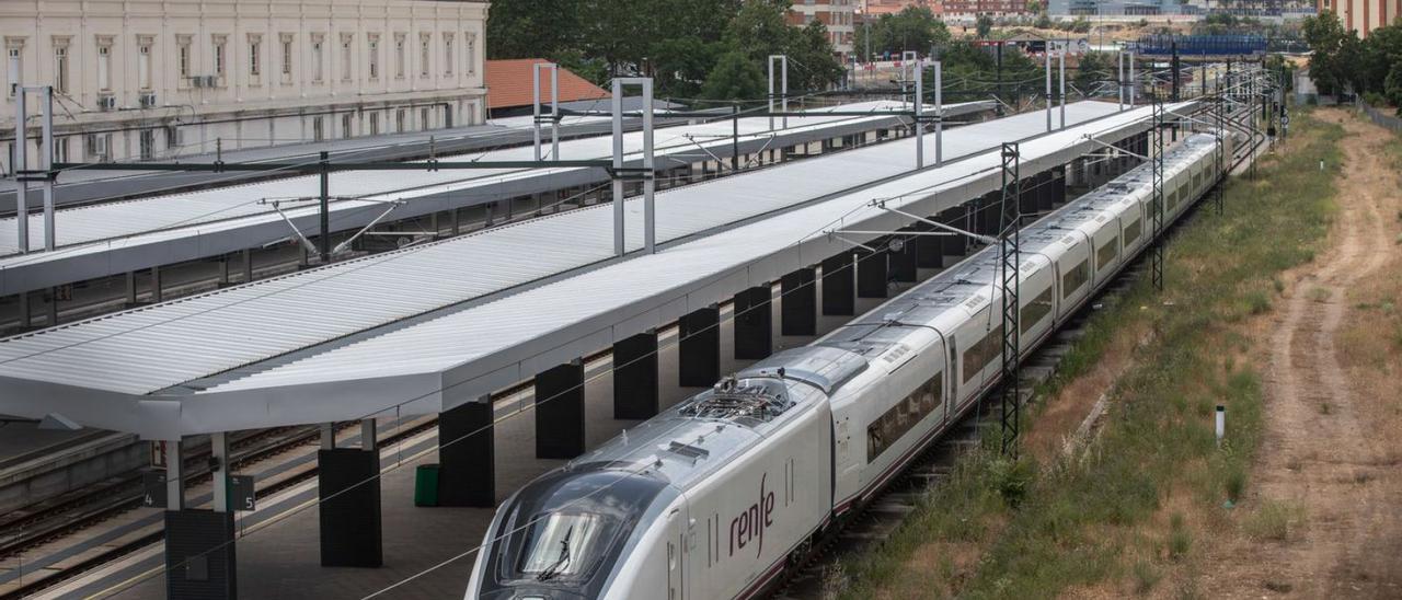 Una composición del tren Avril, parada en la estación de ferrocarril de Zamora.