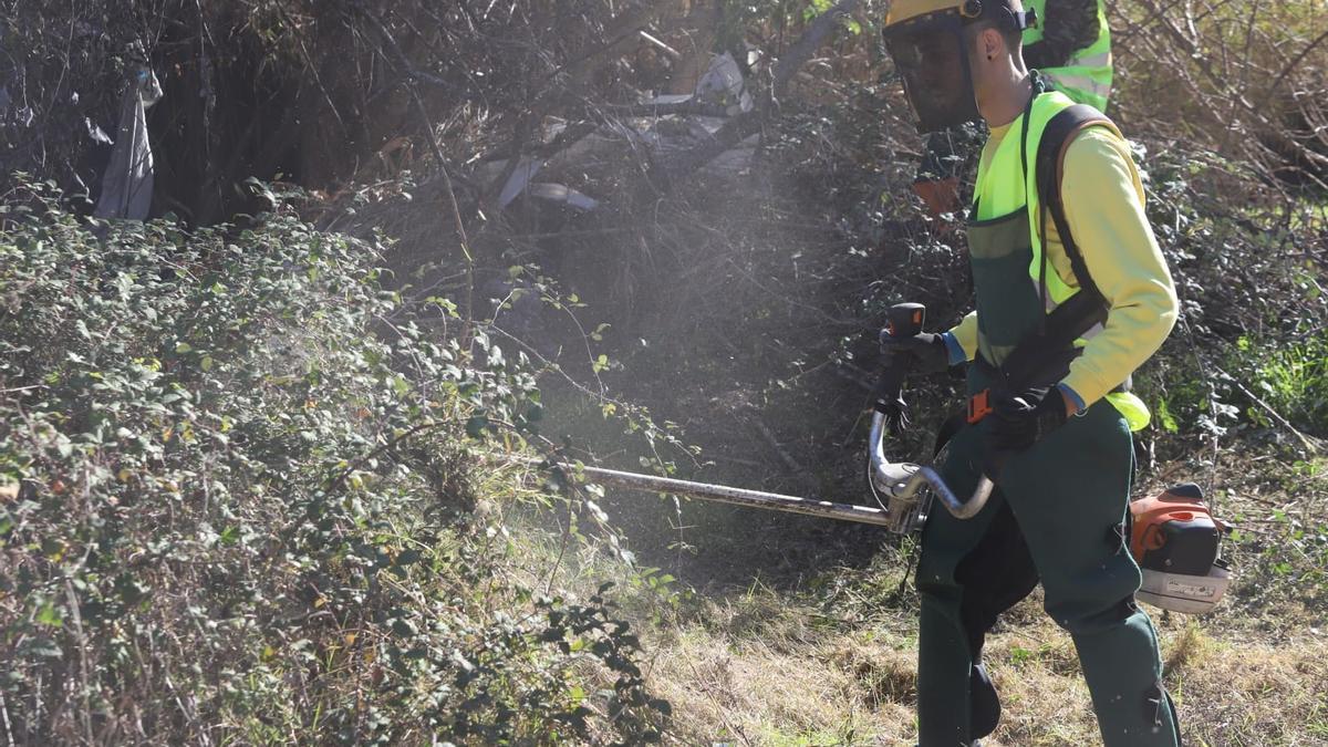 Tareas de limpieza del entorno del río en la zona de Miraflores.