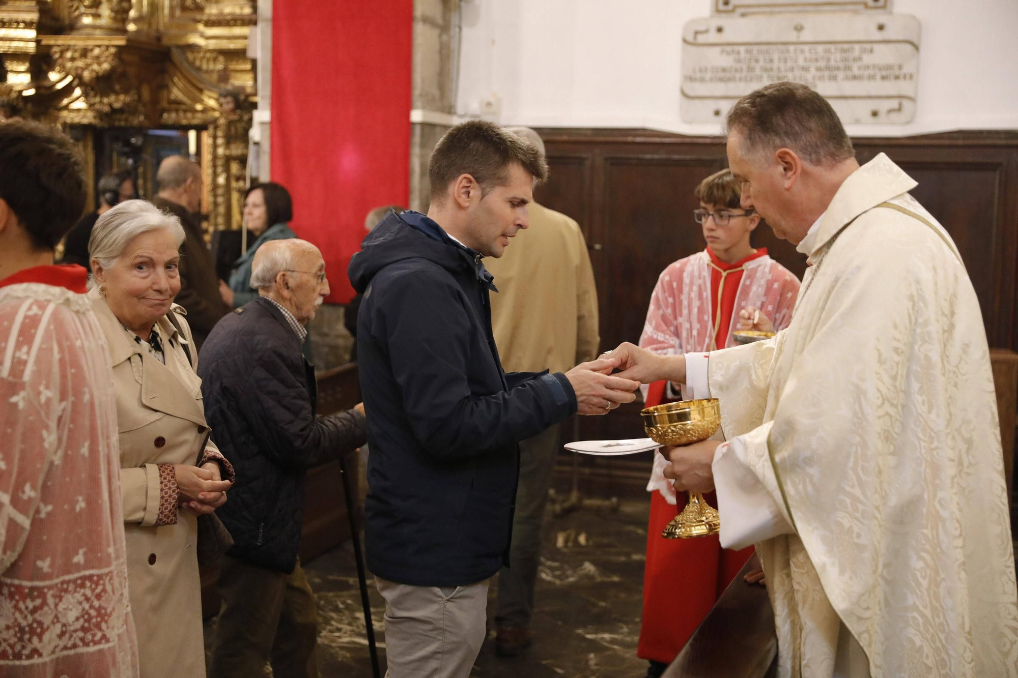 El cardenal Ángel Fernández Artime oficia la primera misa cardenalicia de Gozón en el día de Todos los Santos en la parroquia de Santa María de Luanco