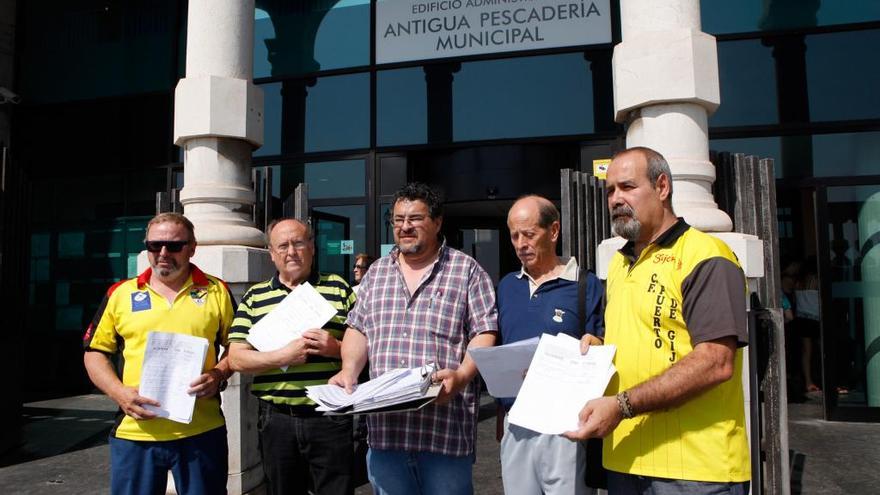 Directivos y simpatizantes del C. F. Puerto de Gijón entregan las firmas esta mañana en el Ayuntamiento de Gijón.