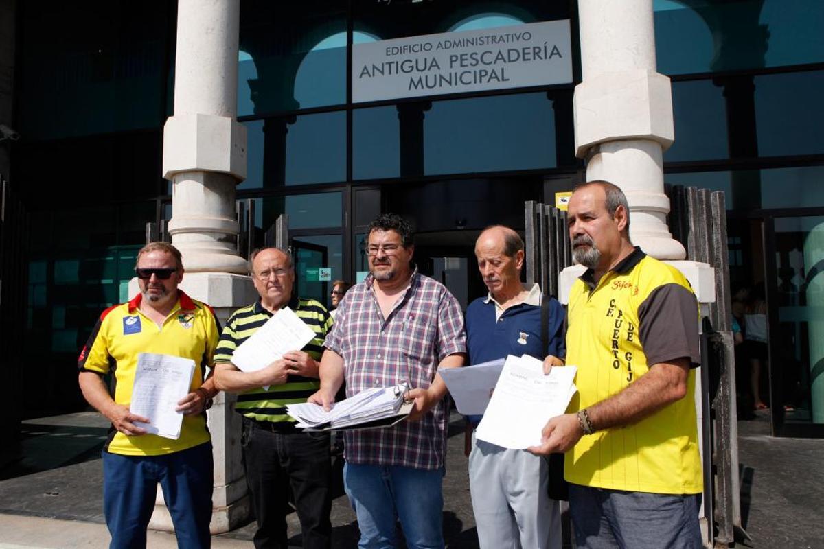 Directivos y simpatizantes del C. F. Puerto de Gijón entregan las firmas esta mañana en el Ayuntamiento de Gijón.