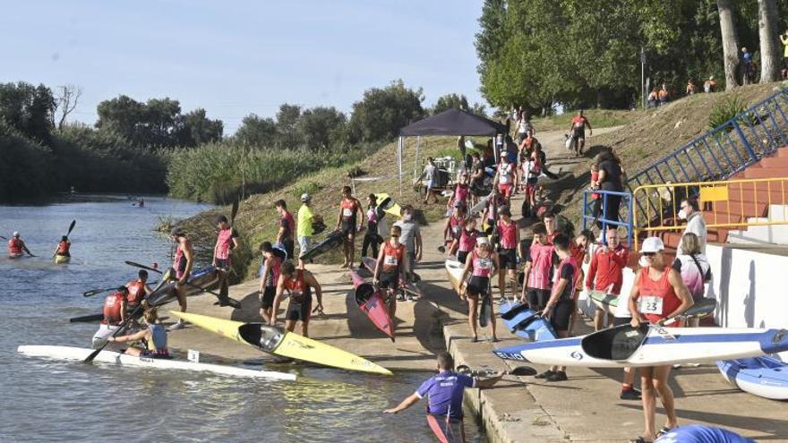 Los deportistas se preparan antes de la prueba. | LEVANTE-EMV