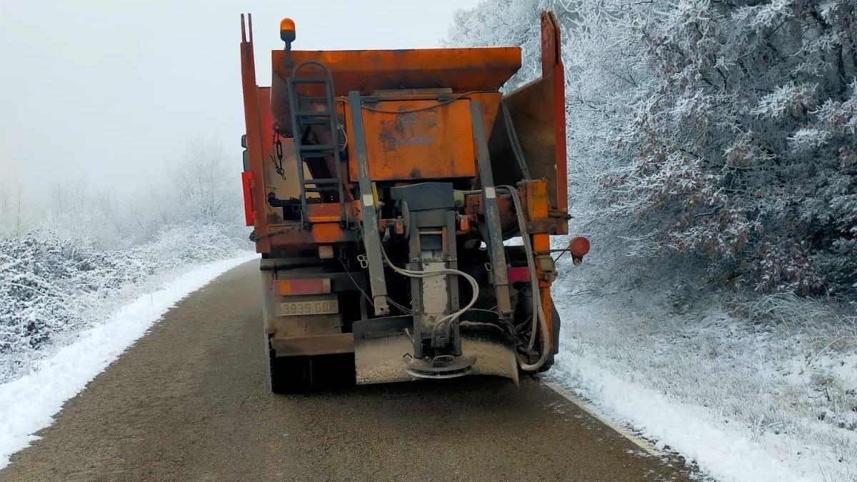 Un vehicle reparteix sal per una carretera del Solsonès