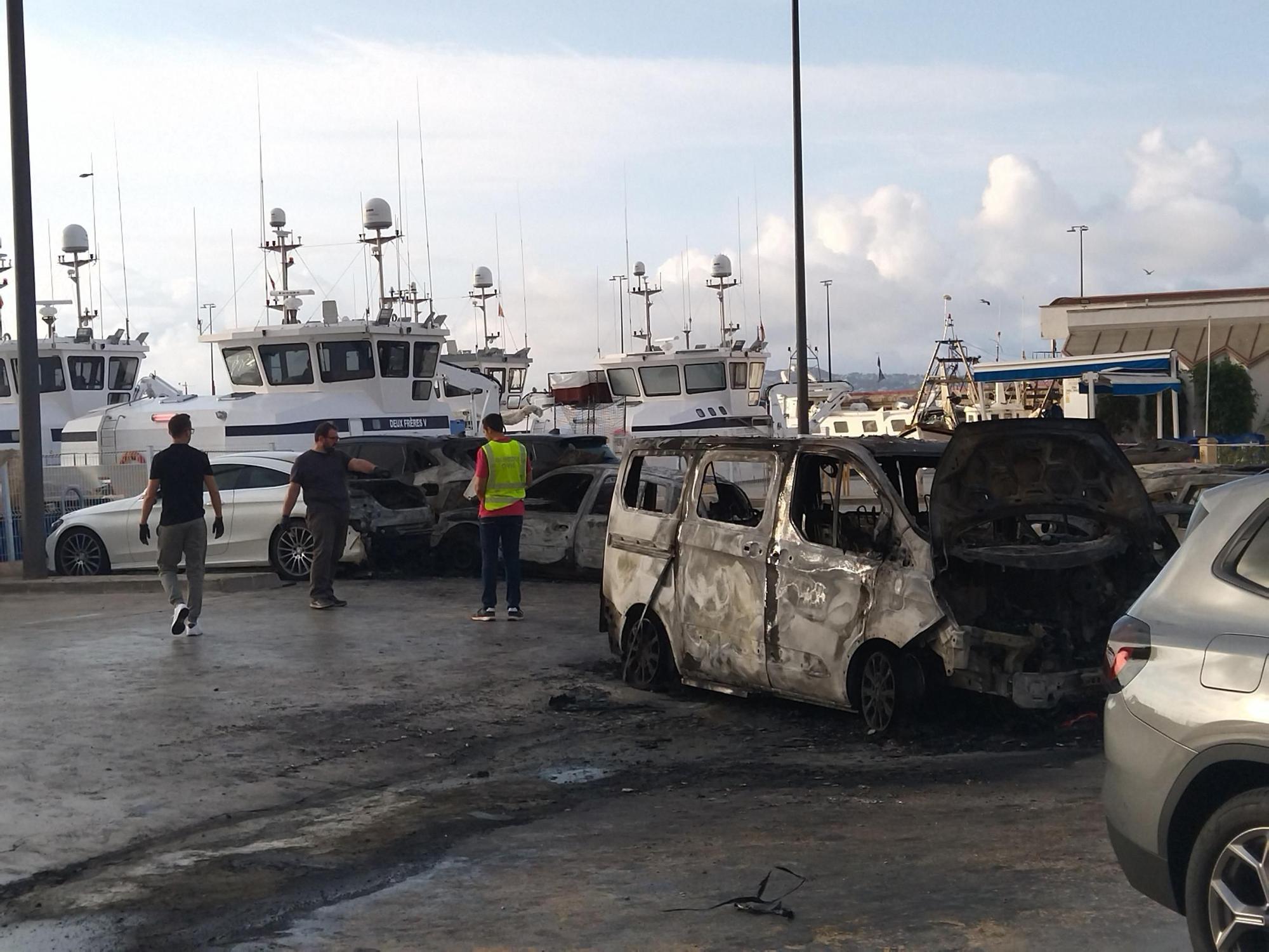 Los estragos de un incendio de traca: Imágenes de los coches destruidos en Xàbia