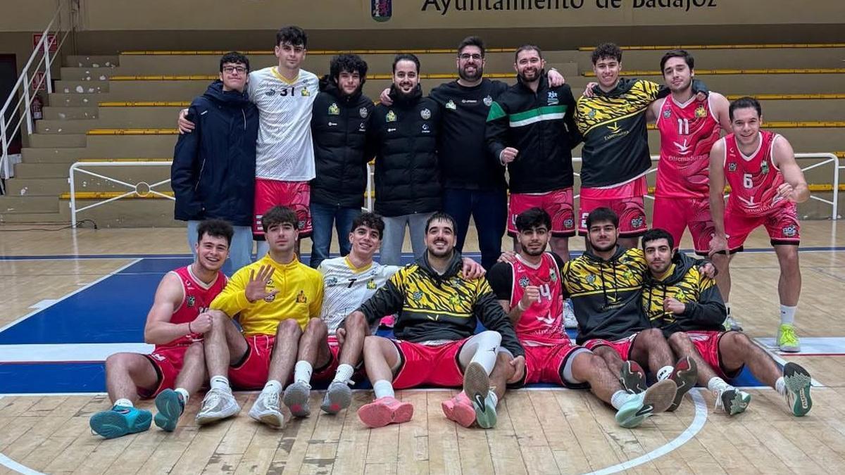 El Escayolas Paco ADC de Cáceres, tras su triunfo en Badajoz.