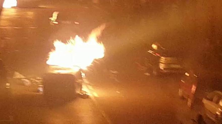 Cremen contenidors a la carretera de Cardona de Manresa