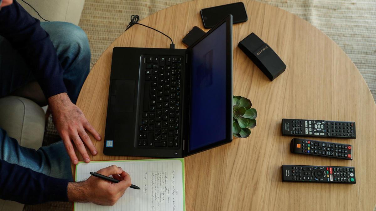 Un empleado teletrabajando.