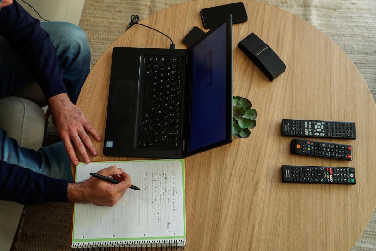 Un empleado teletrabajando.