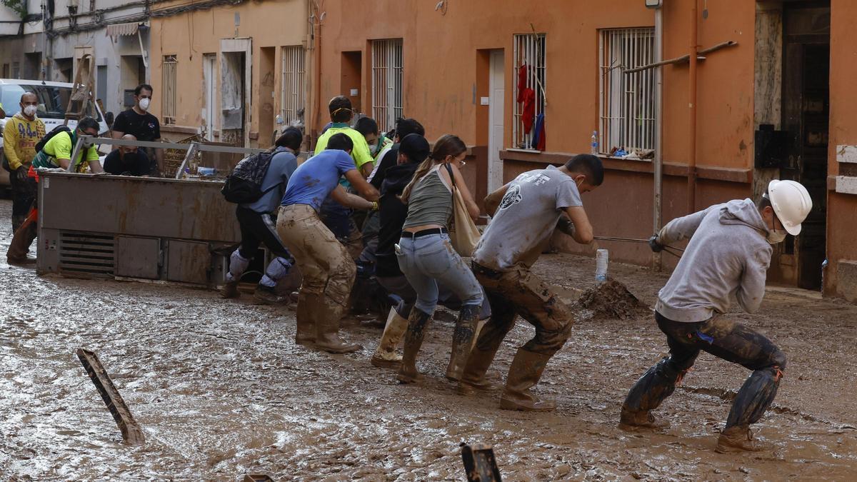 Voluntarios durante las tareas de limpieza en Catarroja, tras la dana.