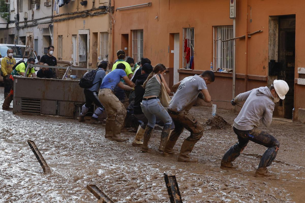 Voluntarios durante las tareas de limpieza en Catarroja, tras la dana.