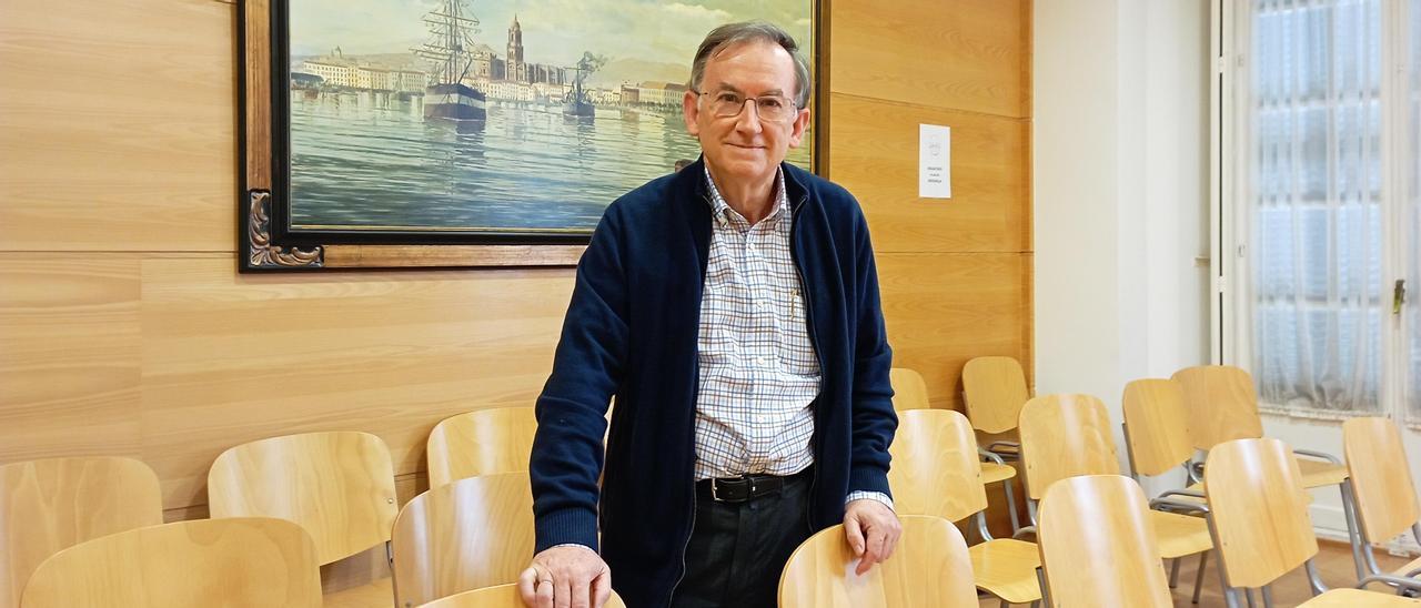 Fernando Orellana, en la sede de la Academia Malagueña de Ciencias con un cuadro de la Málaga de 1872.