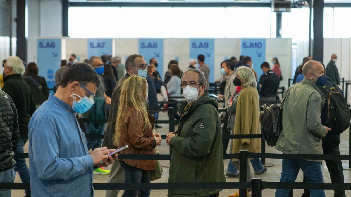 Several people wait their turn to get vaccinated in Barcelona. Several people wait their turn to get vaccinated in Barcelona.