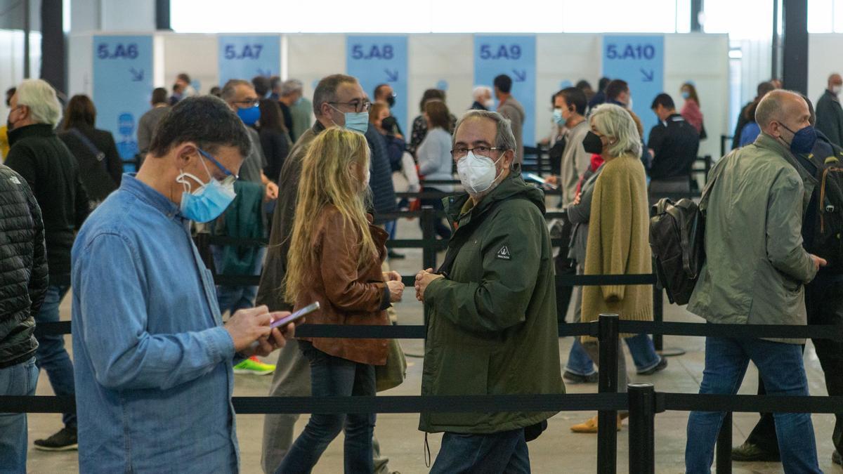 Varias personas esperan su turno para vacunarse en Barcelona.