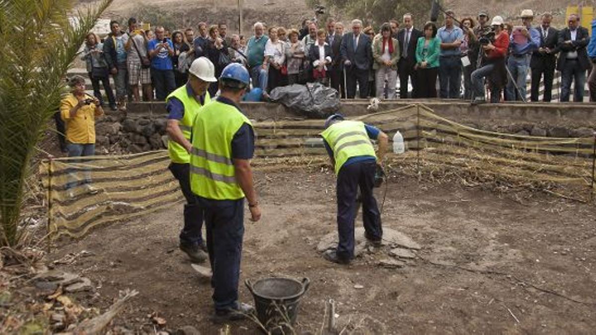 Trabajos de apertura del pozo de Tenoya, zona en la que se cree que se enterró a una treintena de represaliados.
