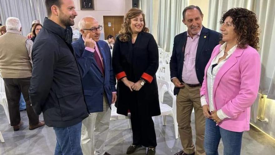 Álvaro Queipo, junto a Salvador Méndez y la alcaldesa,  Rosana González, en su visita al congreso local . | R. T. C.