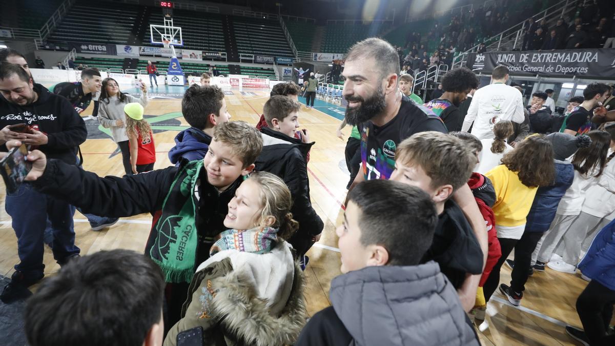 Kostas Vasileiadis se fotografía con algunos niños tras el partido contra el Melilla, el primero que jugó con el Cáceres.