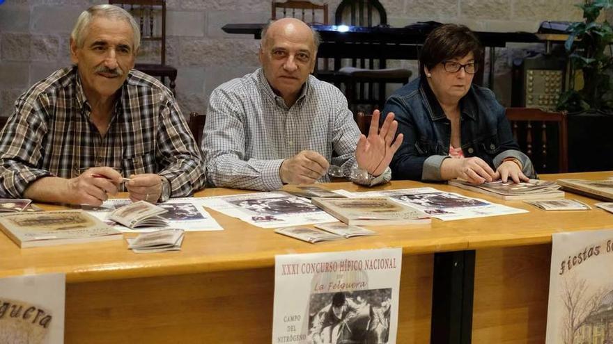 Juan José Vega, Julio Cepedal y Gulnara González.