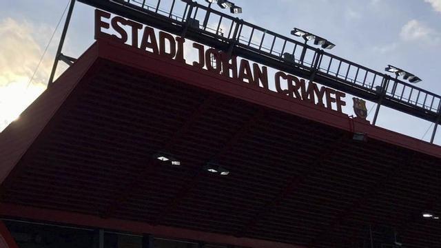 El sol es pon per darrere de la tribuna de l’estadi Johan Cruyff.  | JORDI COTRINA