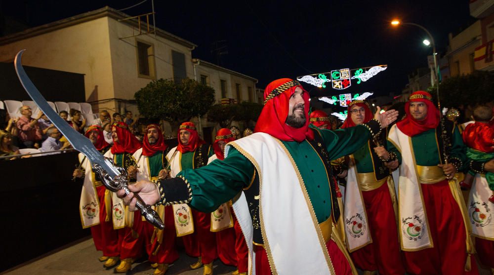 Los festeros tomaron ayer tarde el centro de Agost con una fastuosa Entrada Cristiana que llenó de música y fiesta las calles.