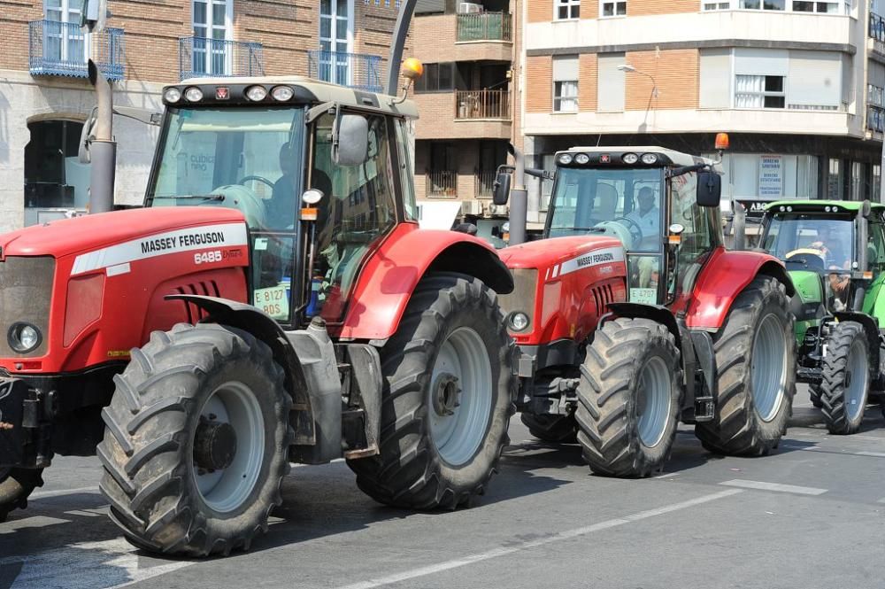 La Gran Vía de Murcia, paralizada por los agricultores