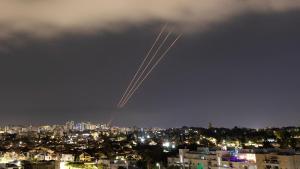 Un sistema antimisiles opera después de que Irán lanzó drones y misiles hacia Israel, visto desde la ciudad israelí de Ashkelon