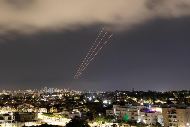 Un sistema antimisiles opera después de que Irán lanzó drones y misiles hacia Israel, visto desde la ciudad israelí de Ashkelon