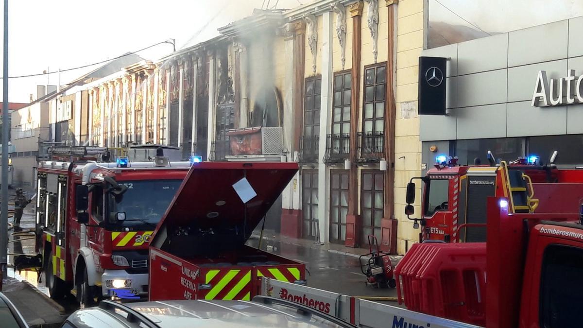 Bomberos apagando el incendio en la discoteca Teatre