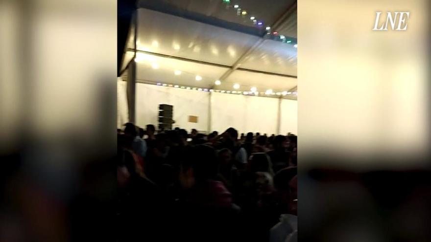 "¡Santos quédate!", el cántico de un grupo de asistentes a las fiestas de Cabueñes al ver al exjugador del Sporting