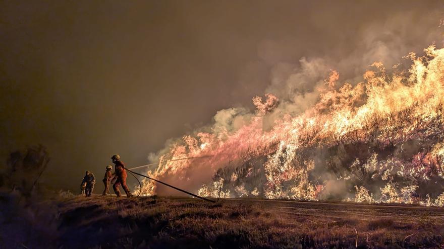 Bomberos valencianos en León: &quot;La gente nos da las gracias, pero ¿cómo no íbamos a venir tras la dana?&quot;