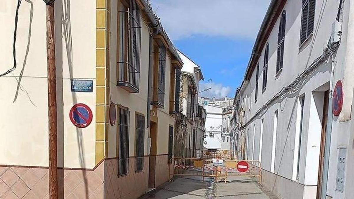 Calle Palomar de Montilla, cerrada por el riesgo de derrumbe de una casa.