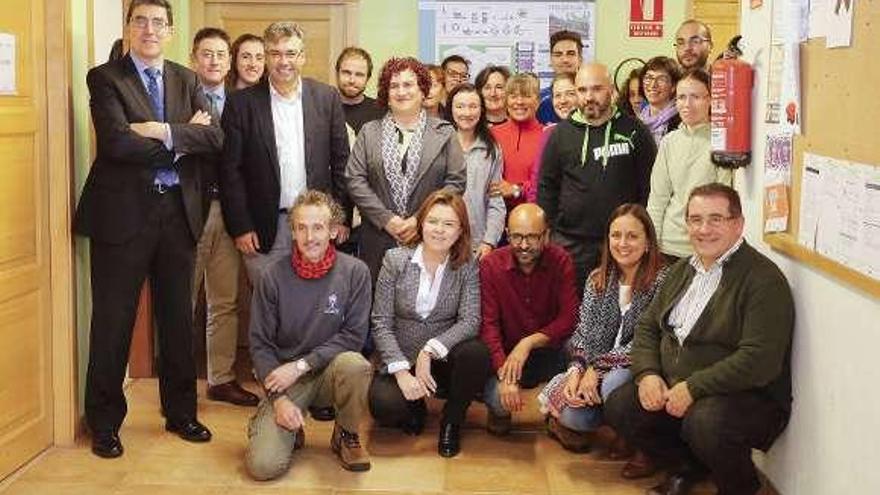 Javier Bas e ignacio López-Chaves (izq.), ayer, con los alumnos y profesorado del taller de empleo &quot;Vila Bela II&quot; de Redondela. // FdV