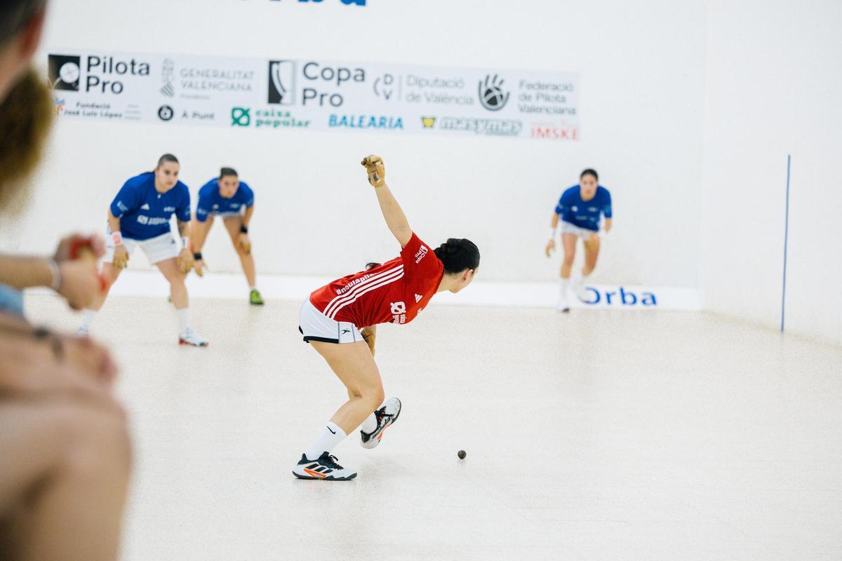 Júlia prepara el raspall davant el trio blau