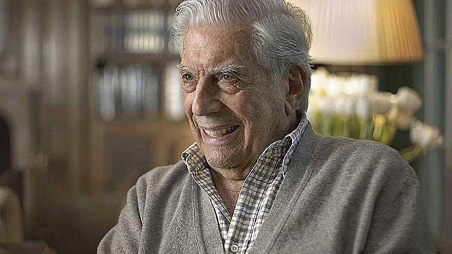 El escritor Mario Vargas Llosa, en un momento del documental.